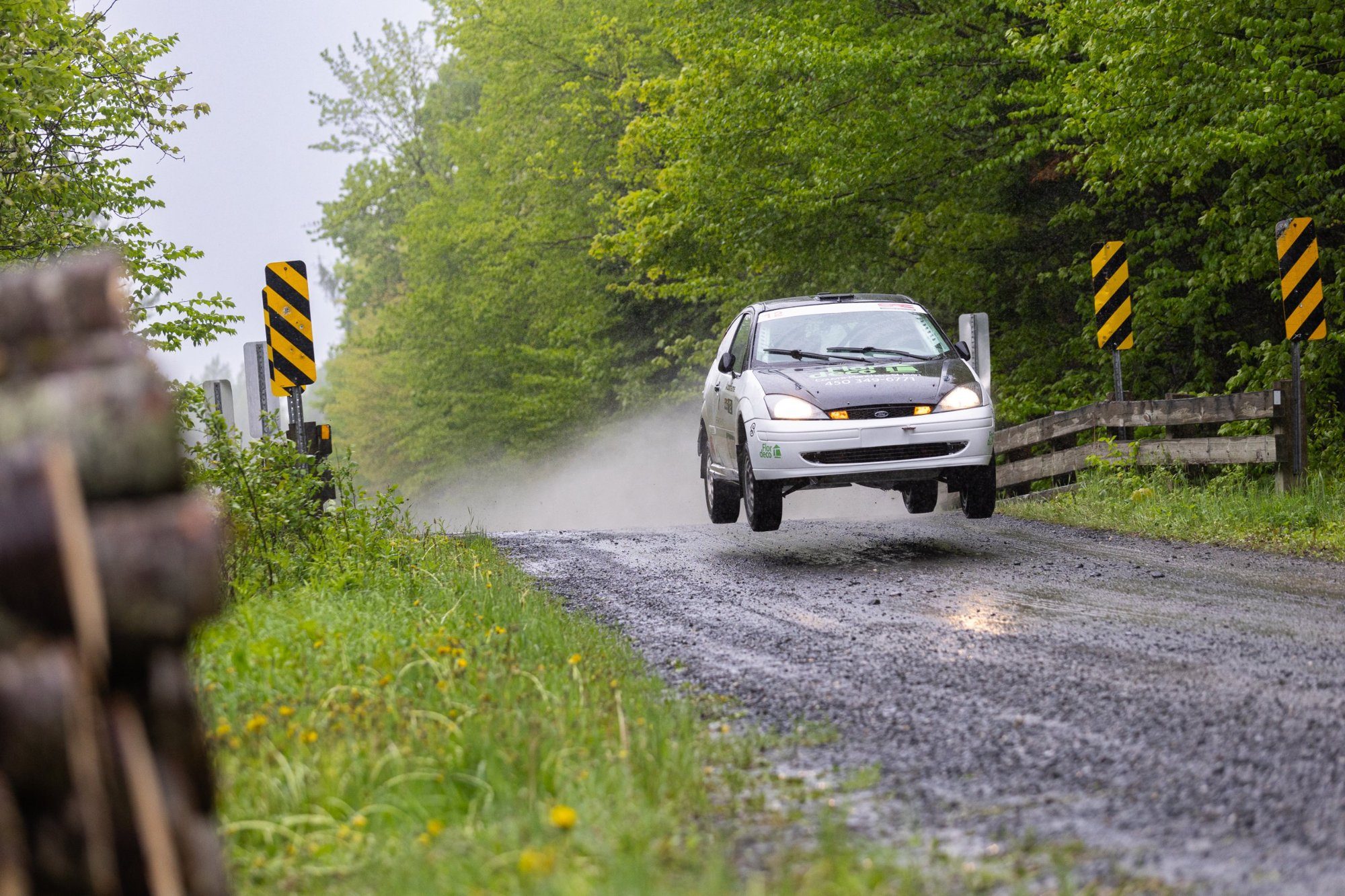 La Ford Focus en plein saut sur une route de gravier mouillée