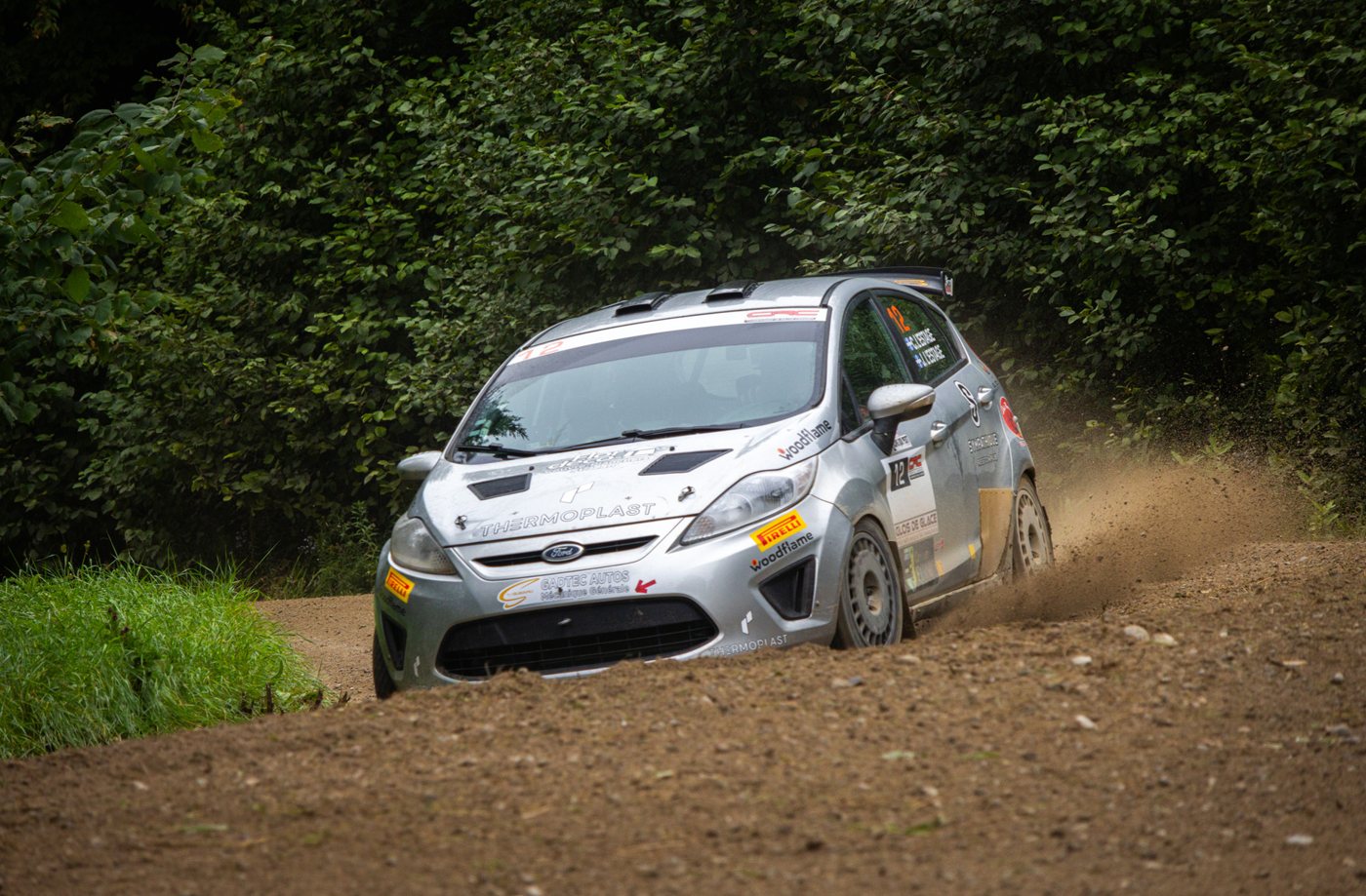 La Ford Fiesta R2 en glisse sur une route de gravier